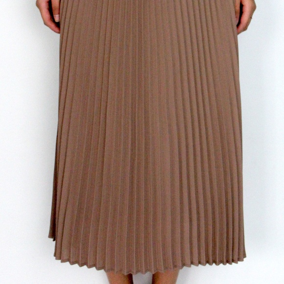 Taupe pleated midi skirt - Picture 2 of 3